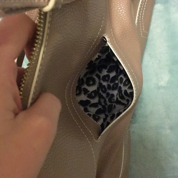 NINE WEST elbow bag, with cross body strap. - Picture 4 of 5